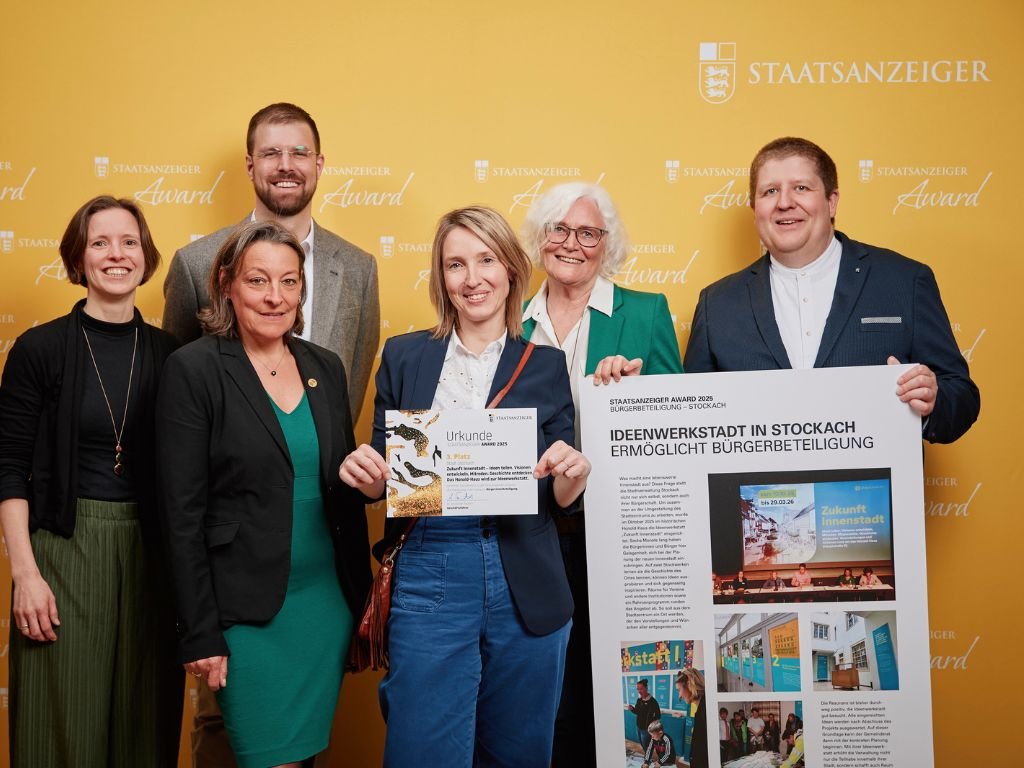 Staatsanzeiger Award 2025_Stadt Stockach (2) Preisträgerteam der Stadt Stockach beim Staatsanzeiger Award 2025 mit Urkunde und Projektplakat zur „Ideenwerkstatt Innenstadt“