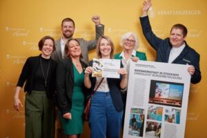 Gruppe von Preisträgerinnen und Preisträgern der Stadt Stockach präsentiert Urkunde und Projektplakat und freut sich über die Auszeichnung beim Staatsanzeiger Award 2025.