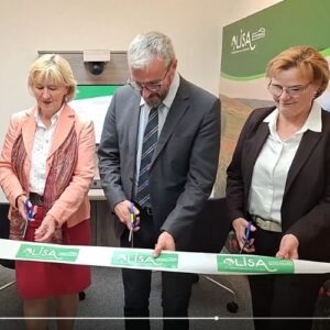 Eröffnung des digitalen Bürgerservices LISA: Drei Personen durchschneiden symbolisch ein Band