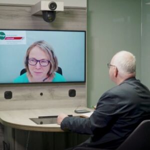 Videoberatung im LISA-System: Bürger sitzt vor Bildschirm und spricht mit Mitarbeiterin der Verwaltung per Video
