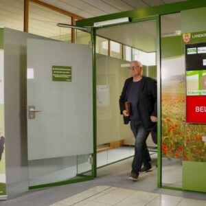 Zugang zum LISA-Beratungsraum: Mann betritt barrierefreien Raum im Gebäude